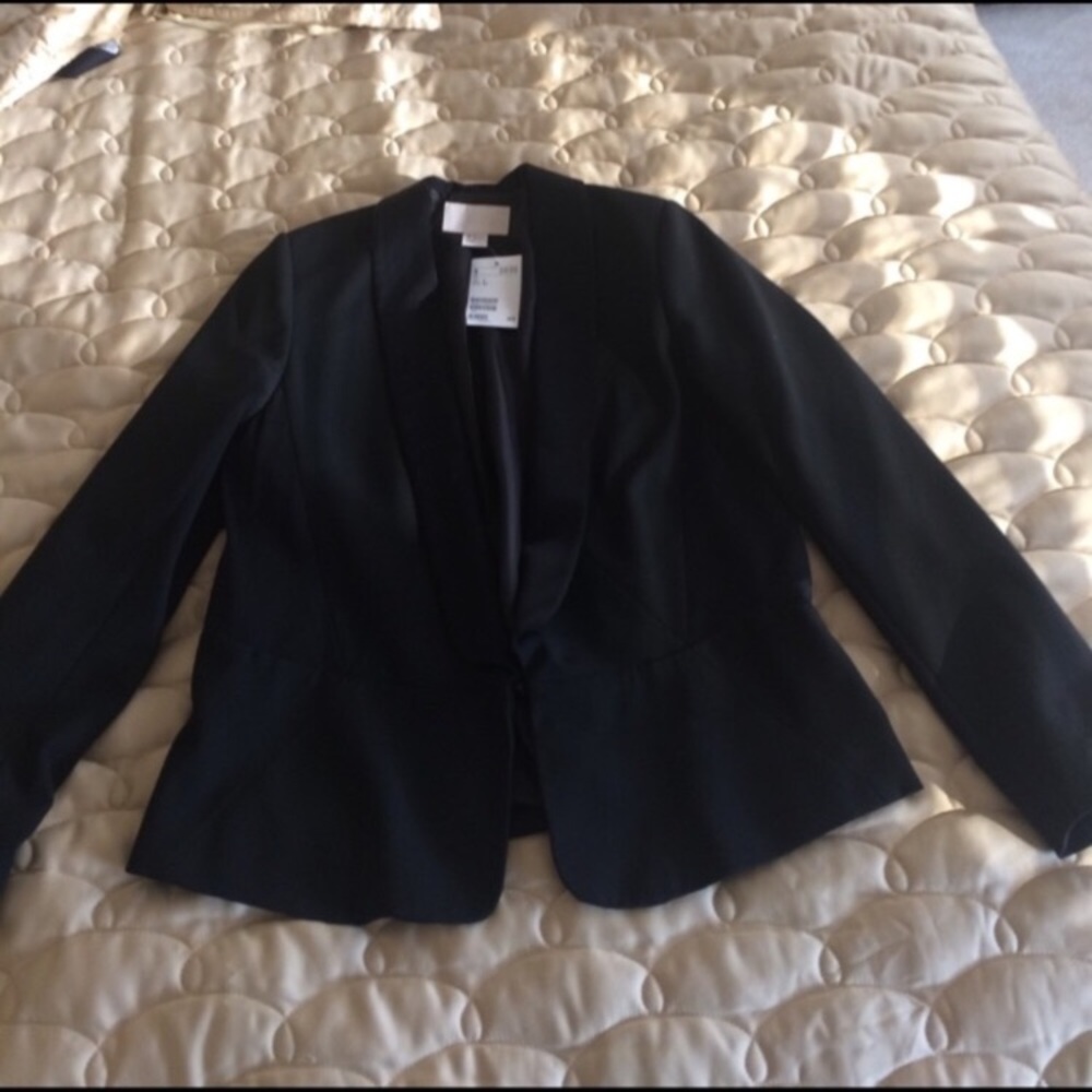 H&M saying black blazer size 4